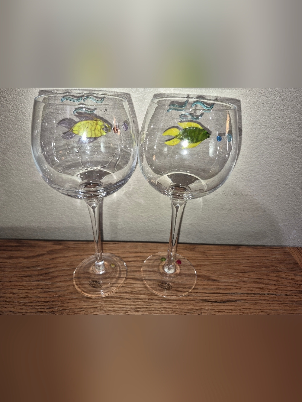 Set Of 2 Home Essentials Wine Glasses , 3D Fish, Vibrant Colors - Picture 4 of 4